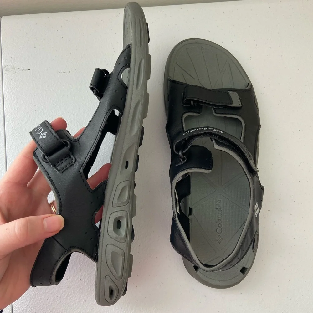 NWOT Columbia‎ men’s Techsun bent black gray Omni-grip Velcro outdoor sandals 7